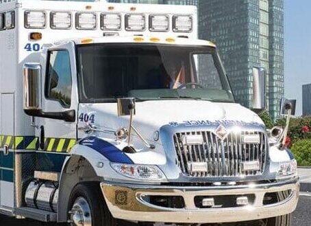 Interior de ambulancia de alta complejidad mostrando equipamiento médico y camilla